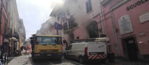 Esplosione a Rocca di Papa: crolla la facciata del Comune, ferito anche il sindaco.