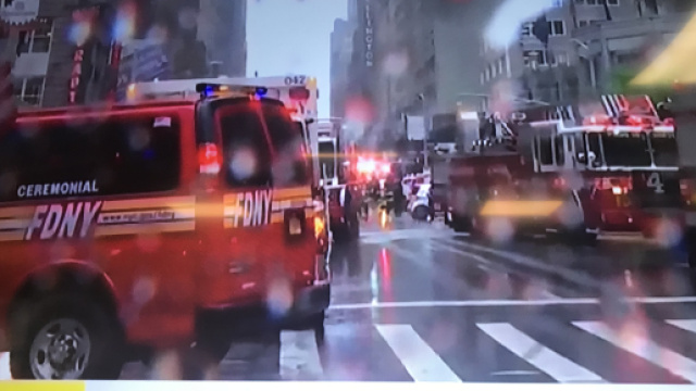 New York, elicottero si schianta contro un grattacielo