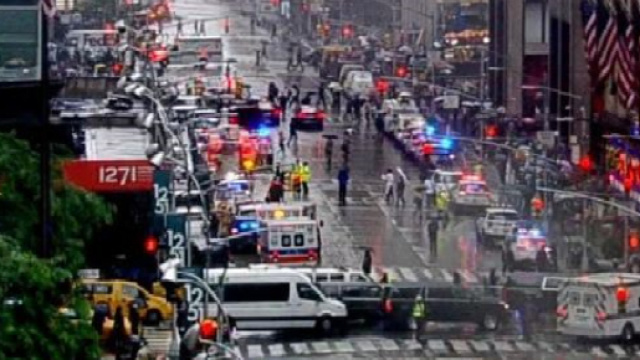 New York, elicottero precipita su grattacielo: ci sono morti