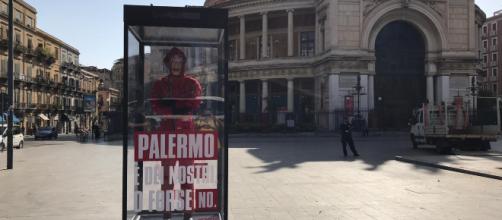 Un manichino in piazza Ruggero Settimo: a Palermo e in altre città Netflix promuove La casa di carta 3