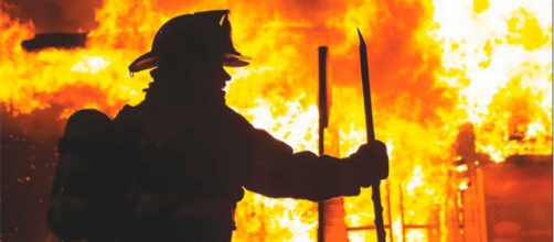 Taranto, esplode portellone di un furgone in fiamme: muore pompiere di 54 anni.