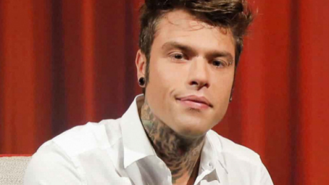 Fedez criticato per il commento 'spinto' ad una foto di Leone con un'attrice a luci rosse.