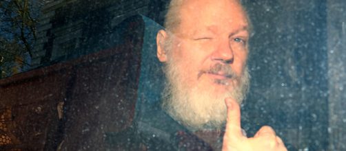Assange: il ministro dell'Interno britannico ha firmato la richiesta di estradizione negli USA - nytimes.com