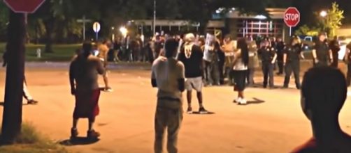 Protesters in Memphis reportedly hurl rocks at officers, injuring 25. [Image source: Daily Mail / YouTube screencap]