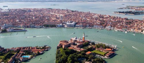 Venezia, piccola imbarcazione si ribalta in laguna: ci sono 4 feriti