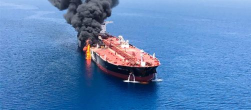 Attacco a petroliere nel Golfo dell'Oman, tensione Iran-Usa - fanpage.it