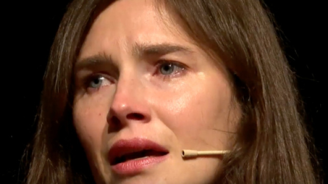 Amanda Knox in lacrime a Modena: 'Su di me costruita una storia falsa, inchiesta contaminata'.