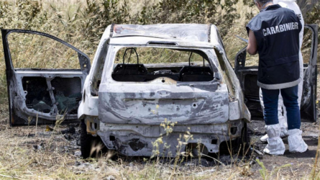 Torvaianica, l'auto a bordo della quale sono stati trovati ieri mattina i corpi carbonizzati di un uomo e di una donna (Mediaset).