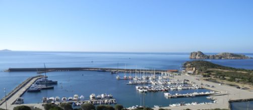 Tragedia al porticciolo di Teulada, in provincia di Cagliari: un'anziana paraplegica è finita in mare con la sedia a rotelle ed è morta.