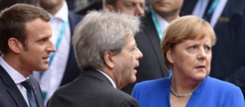 Angela Merkel insieme all'ex premier italiano Gentiloni e al Presidente francese Macron