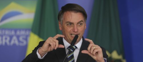 Bolsonaro estuda reduzir imposto para celulares e computadores. (Arquivo Blasting News)