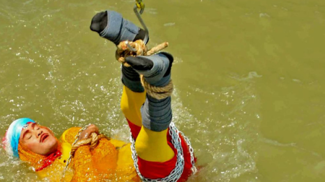 A Calcutta un illusionista è scomparso nelle acque del fiume locale dopo essersi fatto legare mani e piedi per replicare un trucco di Houdini.