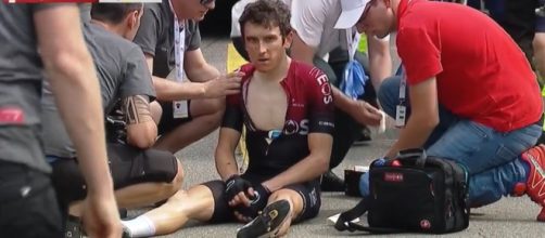 Geraint Thomas a terra dopo la caduta