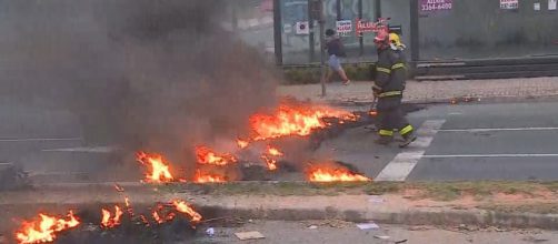Manifestantes queimaram pneus para bloquear vias. (Reprodução/TV Globo).