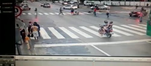 Motorista fura sinal vermelho, atropela e mata idosa em cadeira (arquivos/Blasting News)