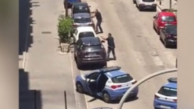 Caserta, entra in un locale e minaccia strage: conflitto a fuoco con la Polizia.