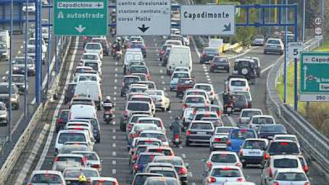 Incidente mortale sulla tangenziale di Napoli: muore 54enne.Lunghe code e traffico in tilt