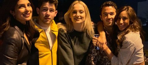 Las parejas de los Jonas Brothers comparten foto de familia