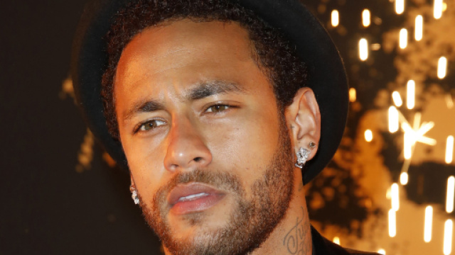 Neymar accusé de viol : le footballeur nie et crie au complot
