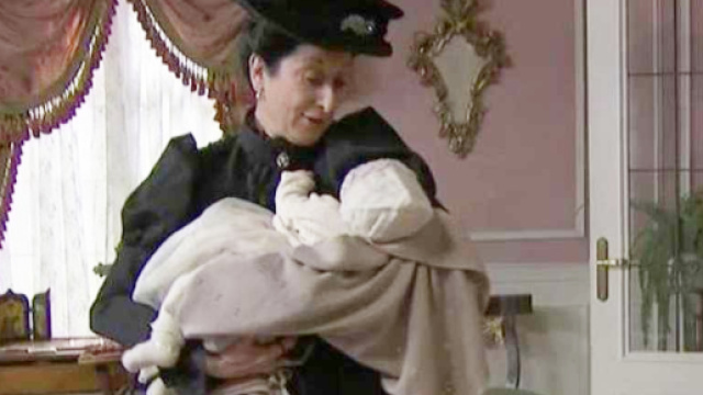 Una Vita, trame: Ursula e Samuel nascondono Moises in un convento