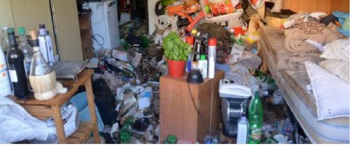 Bari, anziano vive in casa sepolto dai suoi stessi rifiuti: al via la bonifica