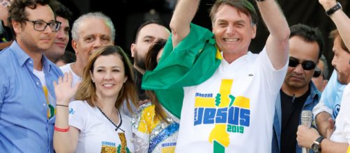 Presidente Bolsonaro acenando para quem estava na Marcha para Jesus em São Paulo. (Aquivo Blasting News)