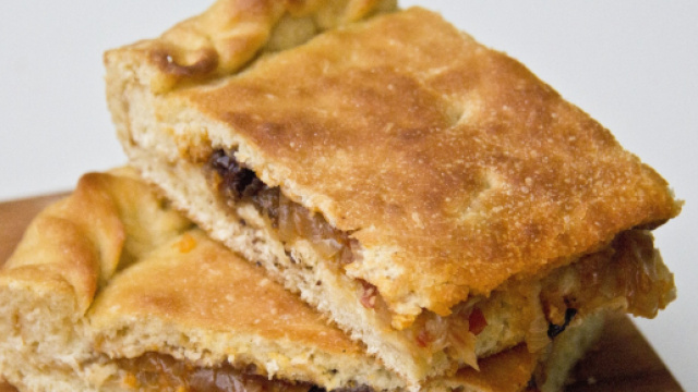 Ricetta focaccia pugliese ripiena di cipolle.