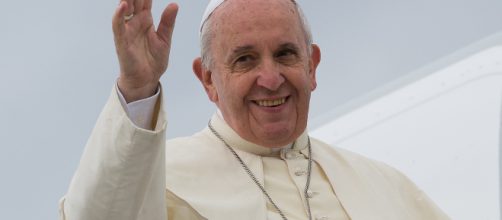 Napoli, Papa Francesco: 'Mediterraneo, vie di fratellanze anziché di muri'.