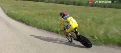Egan Bernal rischia la caduta nella cronometro del Giro di Svizzera