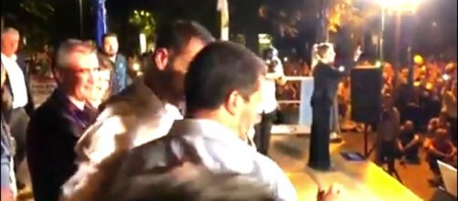 Picchiato al comizio di Salvini: sulla t-shirt "Ama il prossimo ... - dailymotion.com