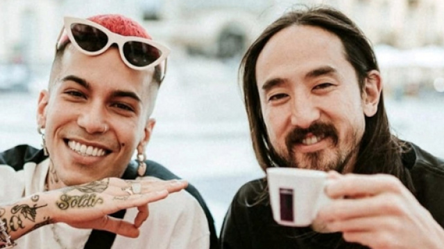 Sfera Ebbasta a sinistra, Steve Aoki a destra.