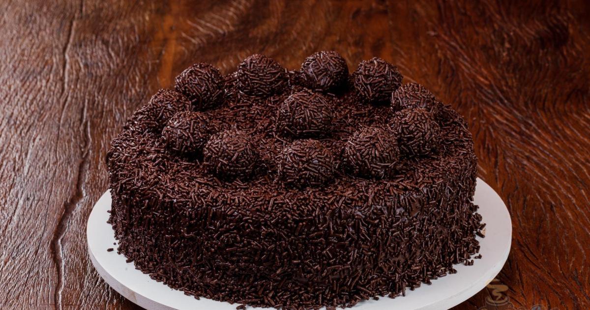 Bolo de chocolate com cobertura de brigadeiro gourmet