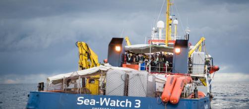 Lampedusa, emergenza migranti: la Sea Watch 3 vuole forzare il blocco