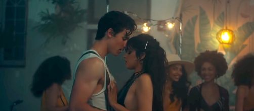 Shawn Mendes y Camila Cabello en el video de 'Señorita'