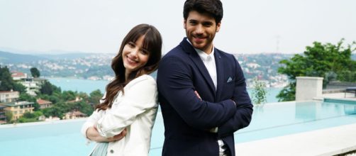 Dolunay, trame luglio: Deniz, geloso di Ferit e Nazli, vende le quote della società