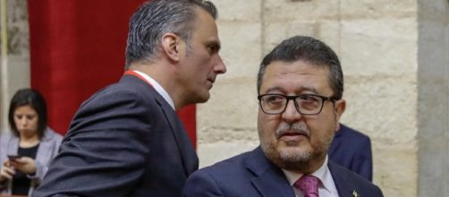 El secretario general de VOX, Javier Ortega Smith, junto a Francisco Serrano en el Parlamento andaluz. / EFE