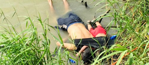 Messico, padre e figlia annegati al confine: una foto indigna l'America
