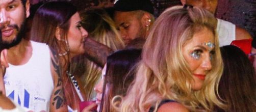 Neymar já foi flagrado em outras oportunidades aos beijos com mulheres. (Arquivo Blasting News)