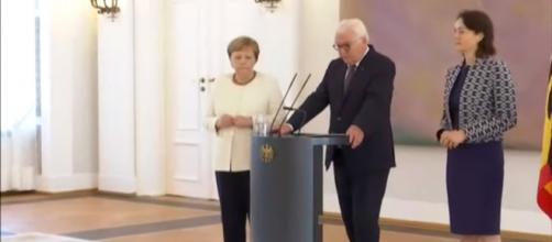 Merkel tiembla por segunda vez en un mes en un acto público. / EL MUNDO