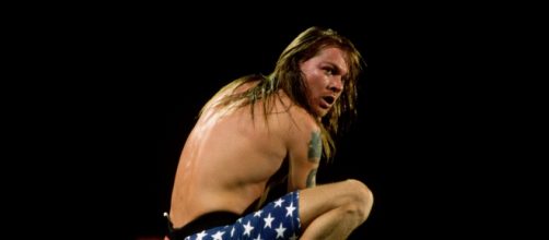 Axl Rose dei Guns N' Roses durante un concerto