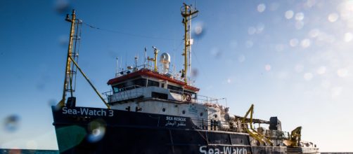 Lampedusa, la Sea Watch 3 è arrivata: deputati Pd chiedono di salire a bordo