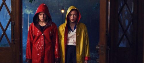 Um dos pôsteres da terceira temporada de 'Stranger Things' mostra Eleven e Max juntas. (Reprodução/Instagram/@strangerthingstv)