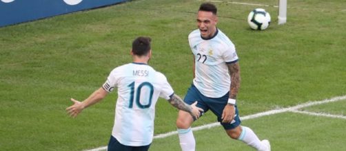 Argentina-Venezuela 2-0, Messi corre ad abbracciare Lautaro autore del primo gol dell'Albiceleste