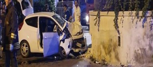 Lecce, grave incidente stradale nella notte, auto si schianta contro muro di recinzione: morta una 27enne