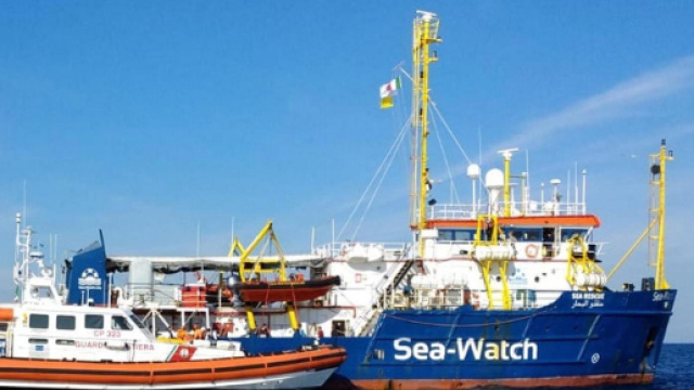 Nave Sea Watch 3 a un miglio da Lampedusa