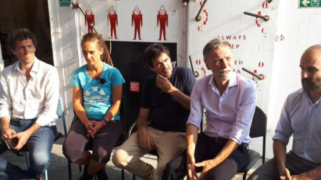Bufera social contro i deputati Pd saliti a bordo della Sea Watch