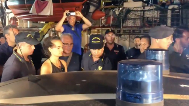 Lampedusa. la Sea Watch 3 arriva in porto: arrestata la comandante | open.online
