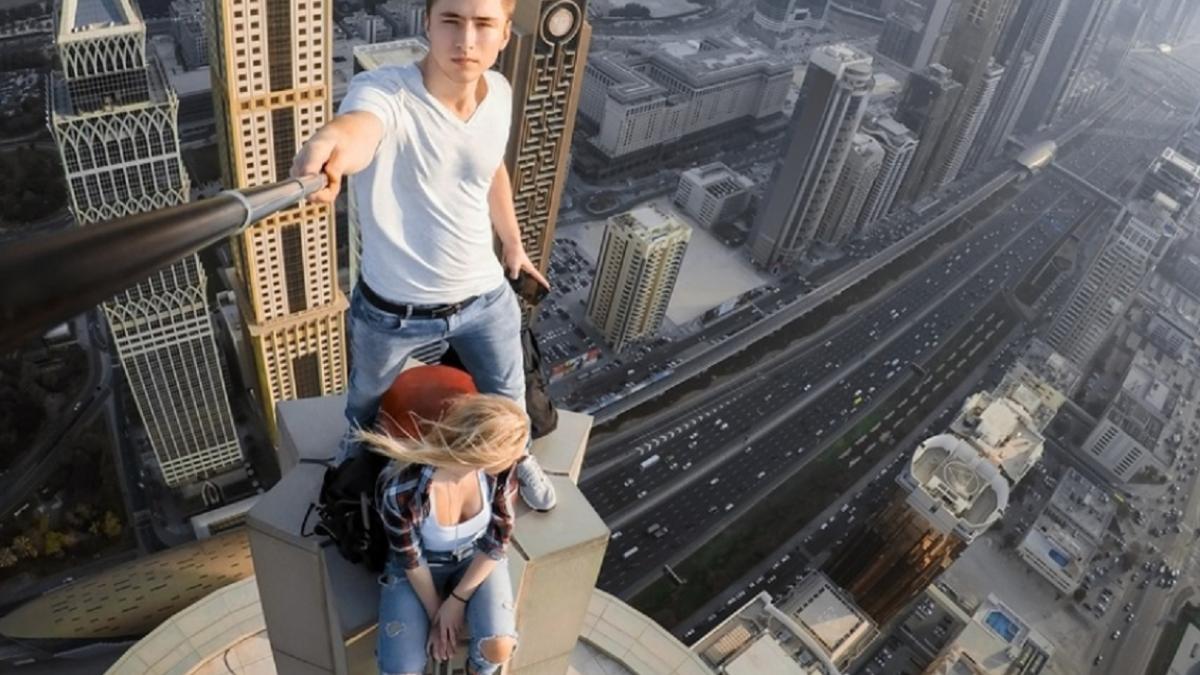 Napoli, la moda dei selfie estremi dilaga: due 16enni cadono da una recinzione di 5 metri