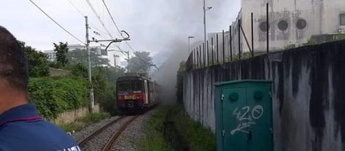 Ottaviano, incendio su treno della Circumvesuviana: paura e passeggeri in fuga sui binari