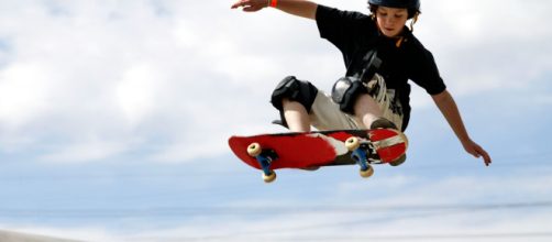 UK, bimbo gioca con lo skateboard: muore travolto da un'automobile